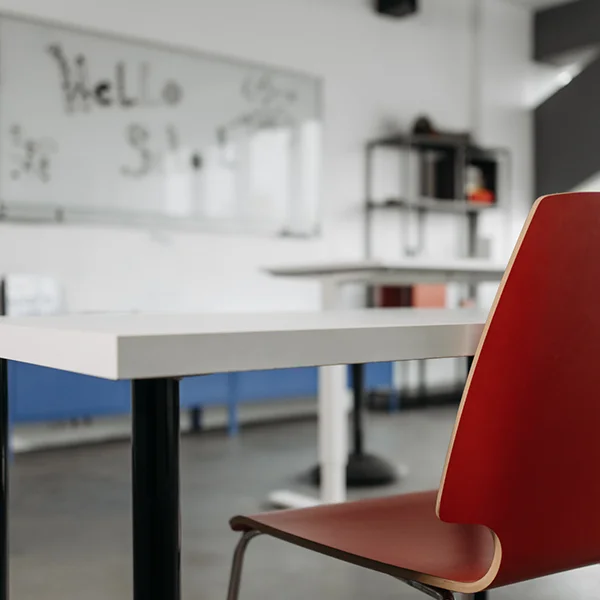 silla roja en clase de oposicones